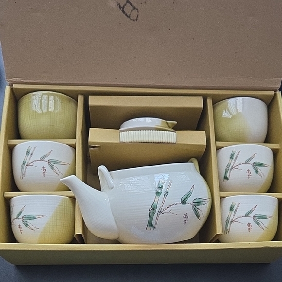 Elegant Bamboo Tea Set - White and Green